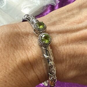💜 Elegant Silver 316 L SS Bracelet with Green Peridot colored stone.